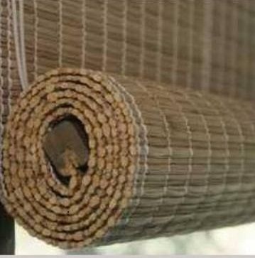 Un montón de grava está apilada una encima de otra en un campo.