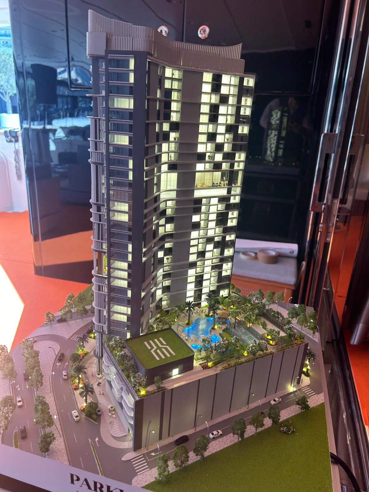 Esterno di un edificio con facciata in pietra, grondaie marroni e tubi arancioni in una giornata di sole.