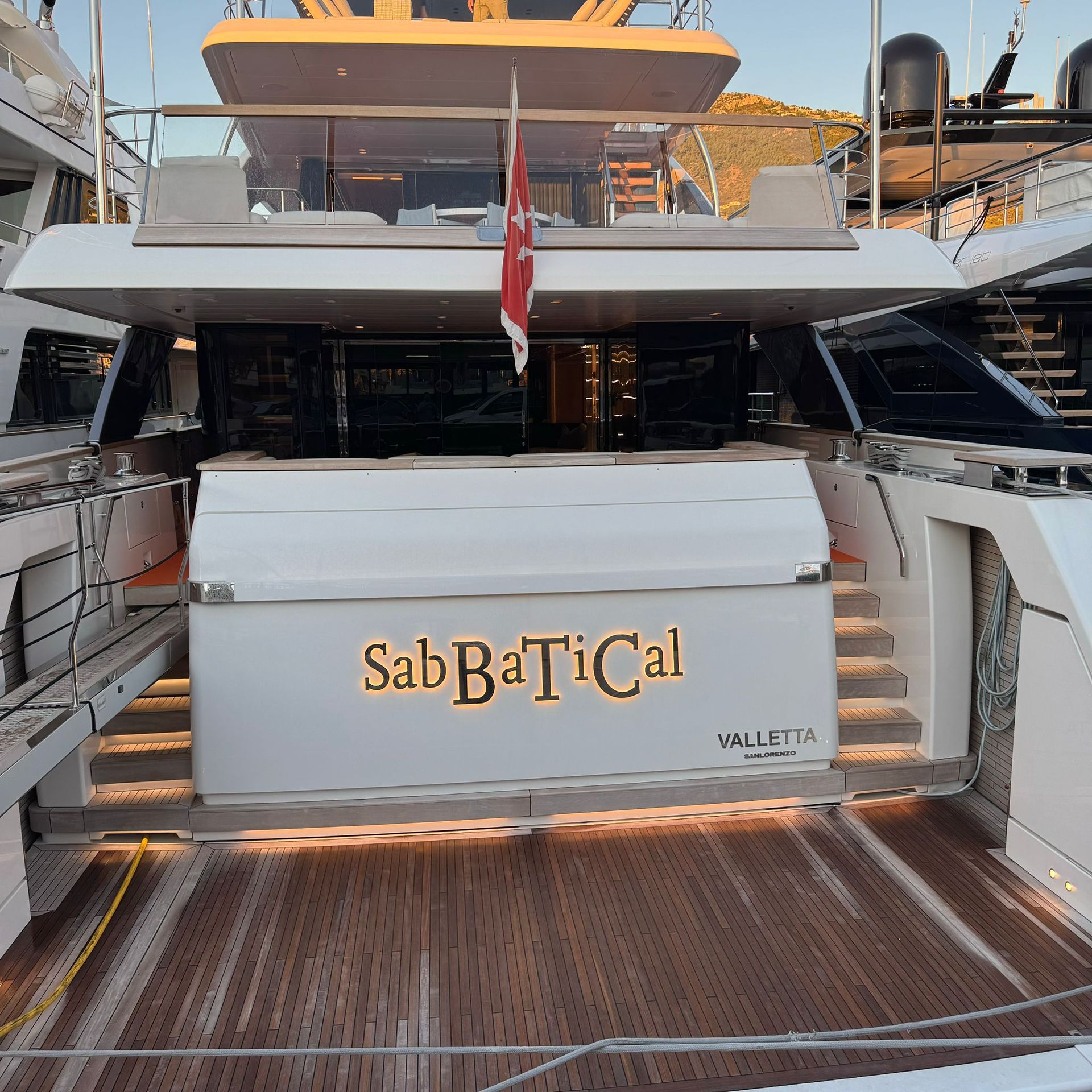 Vista posteriore di uno yacht chiamato 