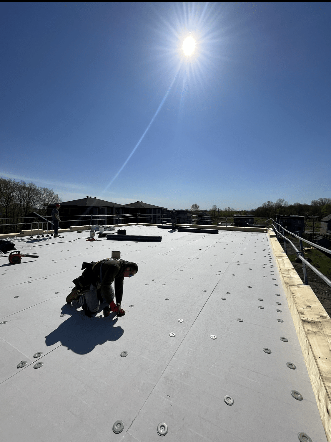 Un homme travaille sur le toit d'un immeuble