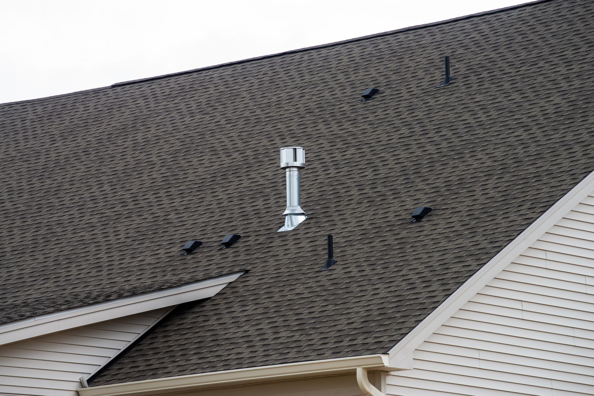 Un gros plan d'un toit avec une cheminée dessus