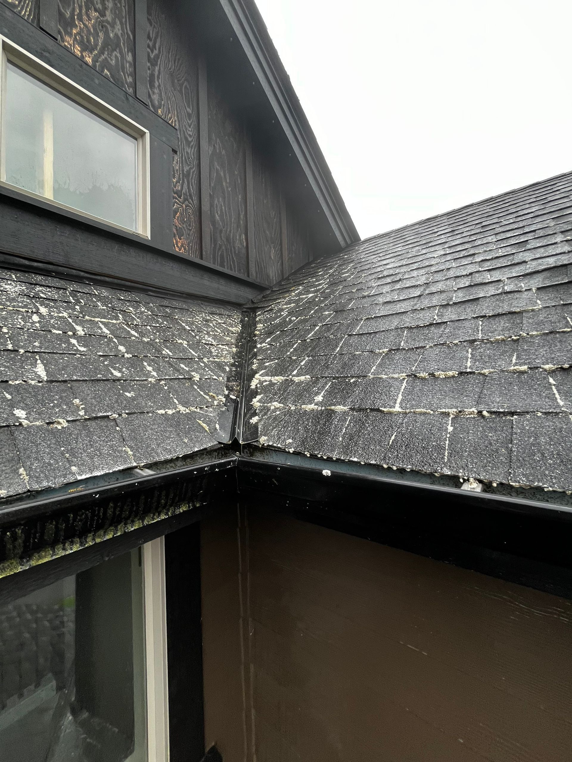 A house with a roof that has a lot of shingles on it.