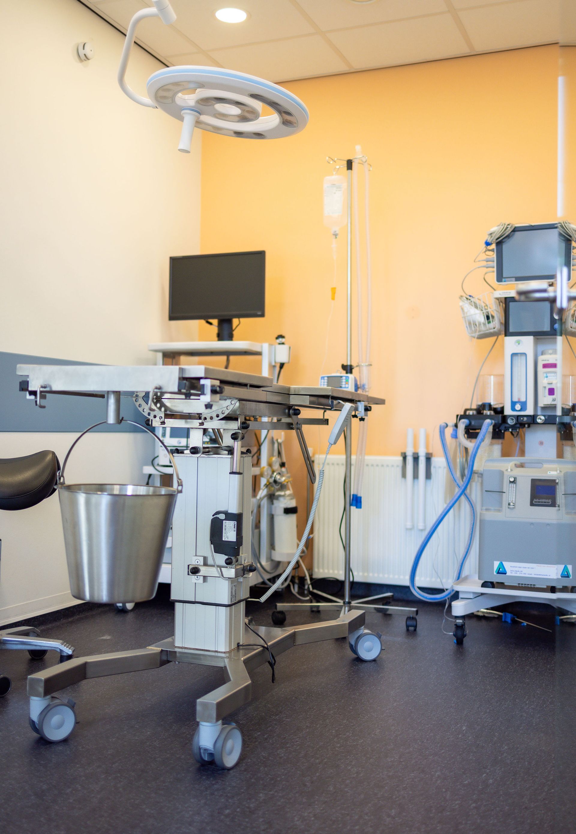 Moderne apparatuur voor laparoscopische sterilisatie bij Dierenkliniek Capelle