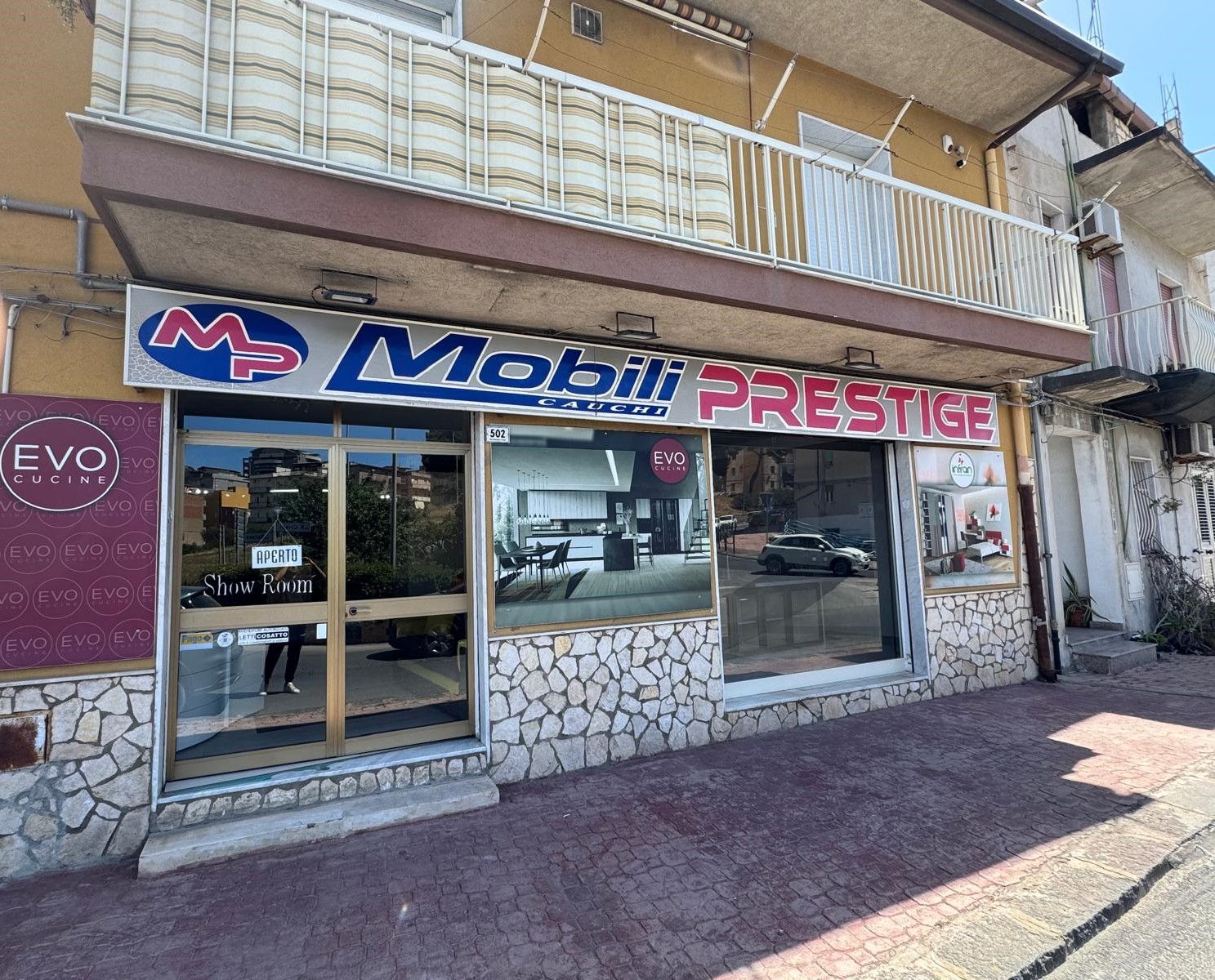 geometra con casco giallo