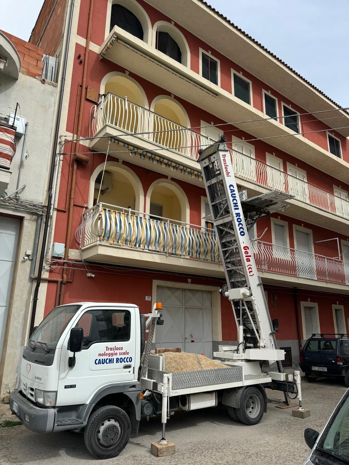 TRASLOCHI E NOLEGGIO PIATTAFORME AEREE