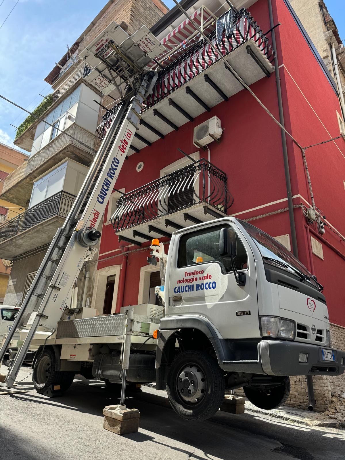 TRASLOCHI E NOLEGGIO PIATTAFORME AEREE