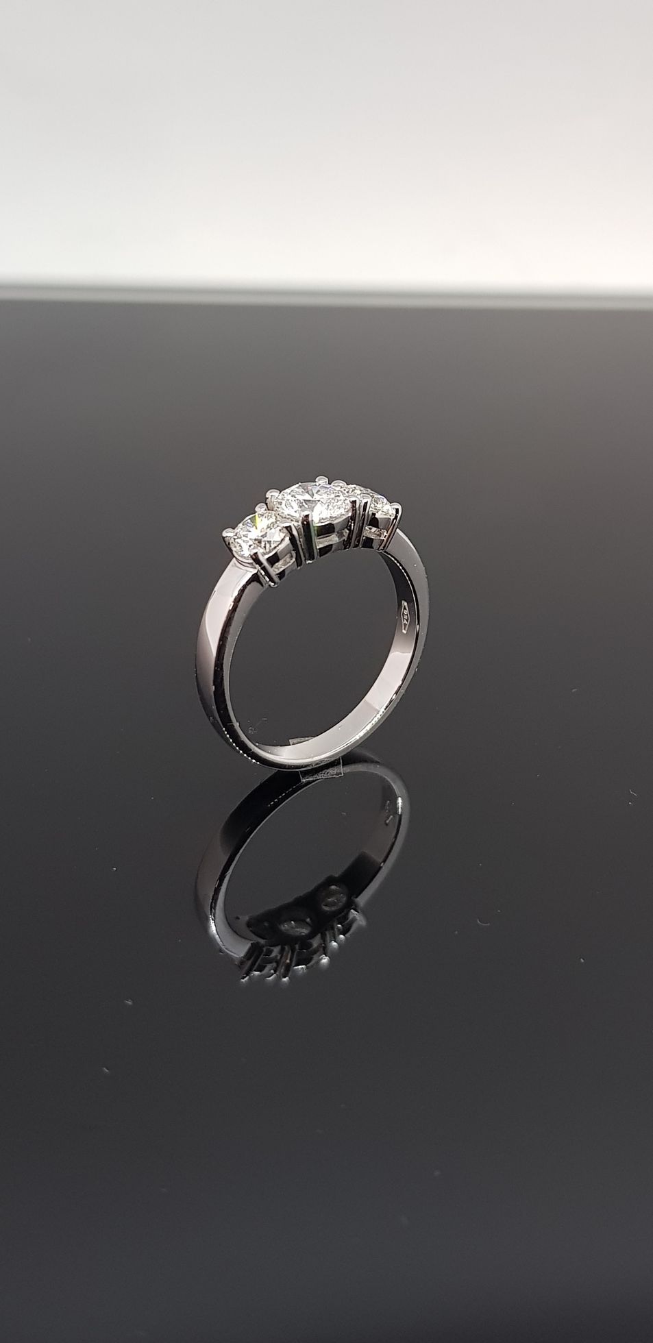 Anello in argento con due gemme, una verde chiaro e una blu, incastonate una accanto all'altra.