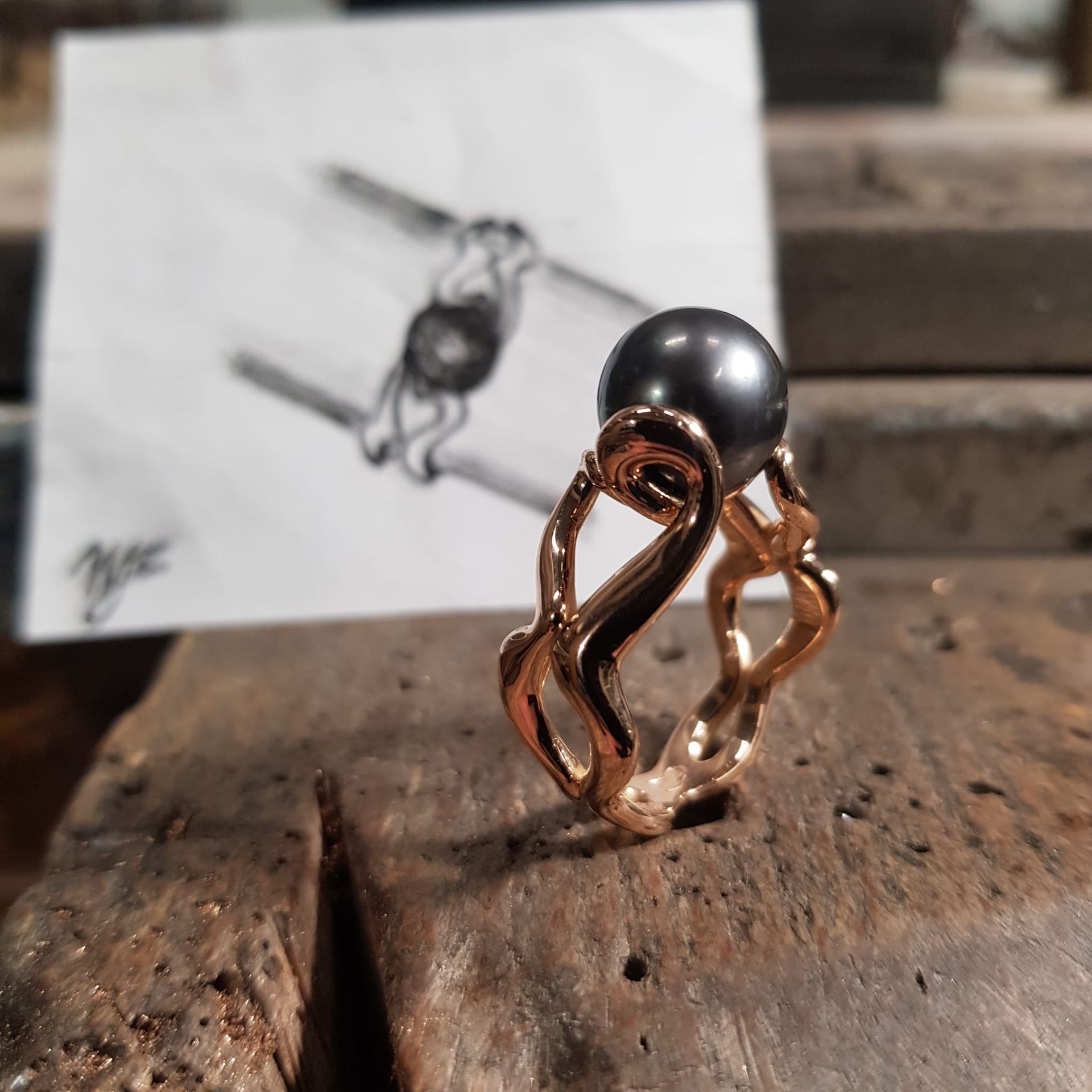 Anello in oro con pietre preziose incastonate in vari colori.