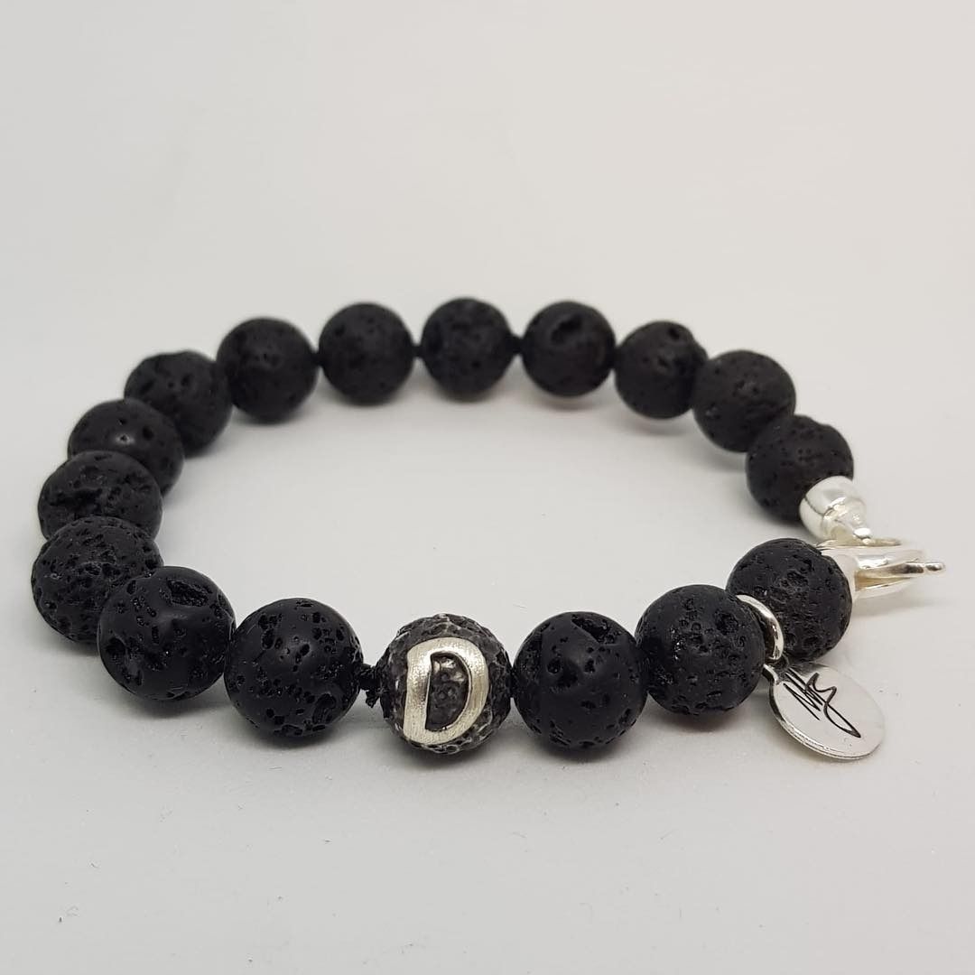 Bracciale con perline di lava nera, ciondolo in argento e perlina a forma di 