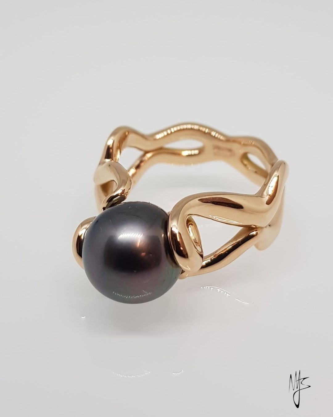 Anello in oro con perla grigio scuro.