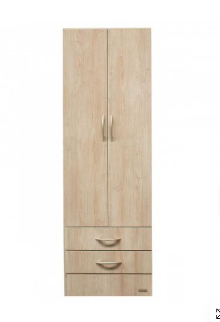 Armario alto de madera clara con dos puertas y dos cajones; tiradores plateados.