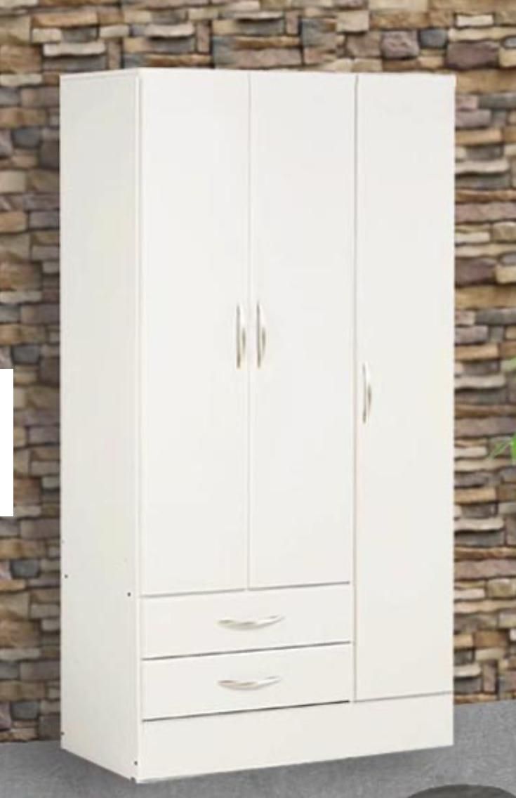 Armario de madera beige con tres puertas y dos cajones.