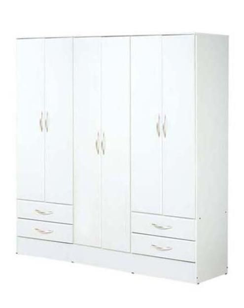 Armario de seis puertas de madera beige con dos cajones en la parte inferior de las puertas exteriores.