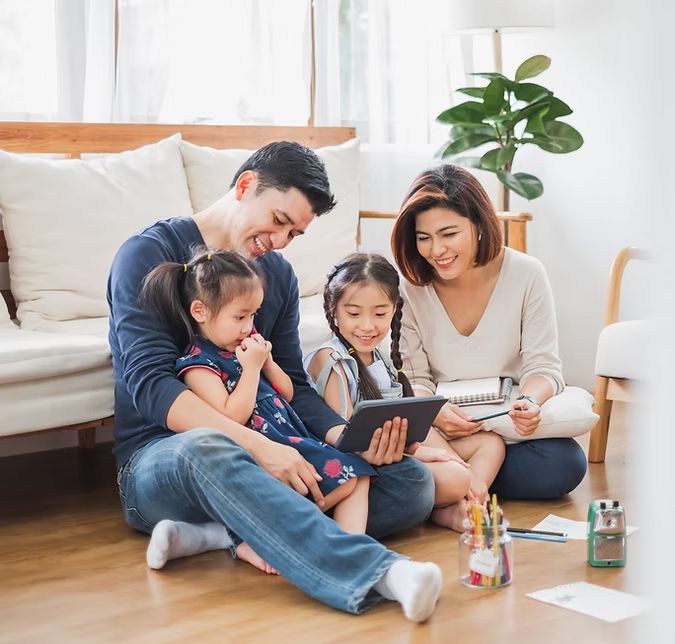 une Réunion de famille qui découvre leur histoire familiale à travers un tablette et Tiiming