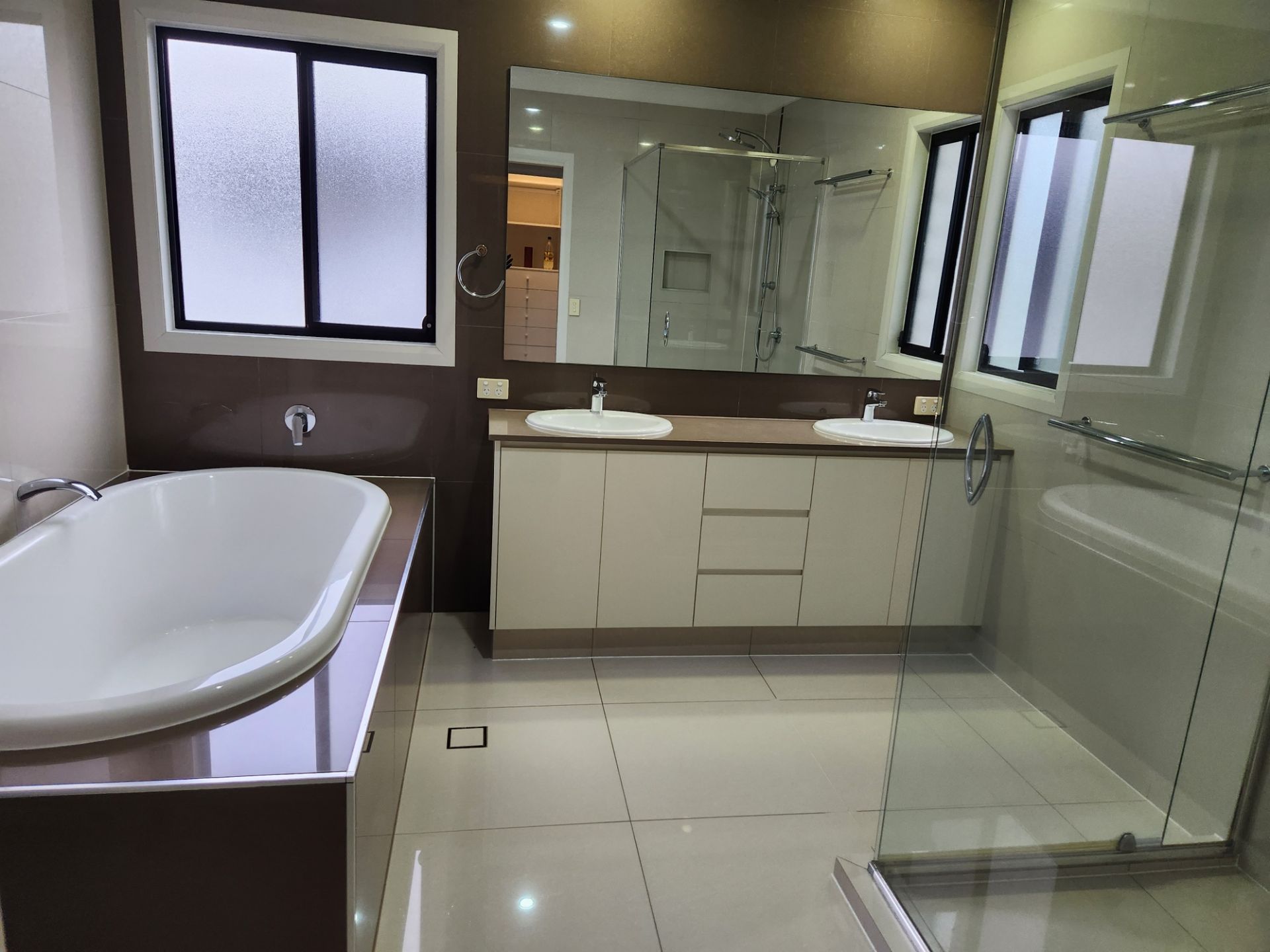 Shiny tiles bathroom
