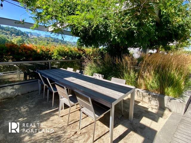 John Ross Condos Outdoor Dining