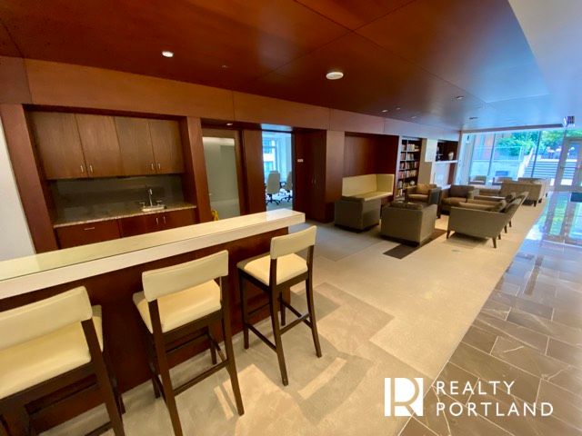 The Metropolitan Condos Lounge