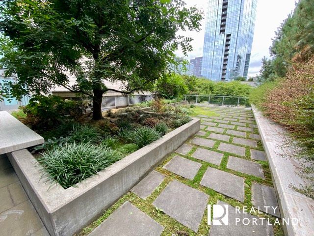 The Metropolitan Condos Grounds