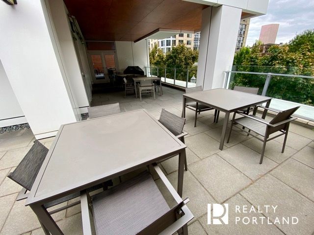 The Metropolitan Condos Outdoor Dining