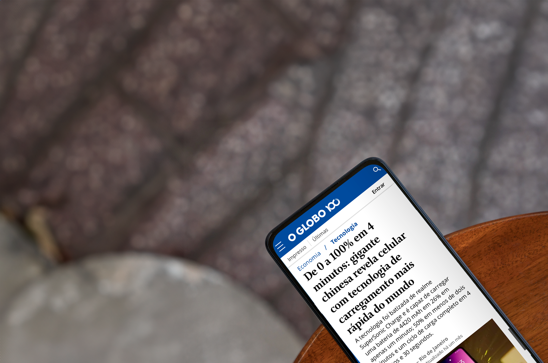 Celular mostrando matéria do Portal O Globo 
