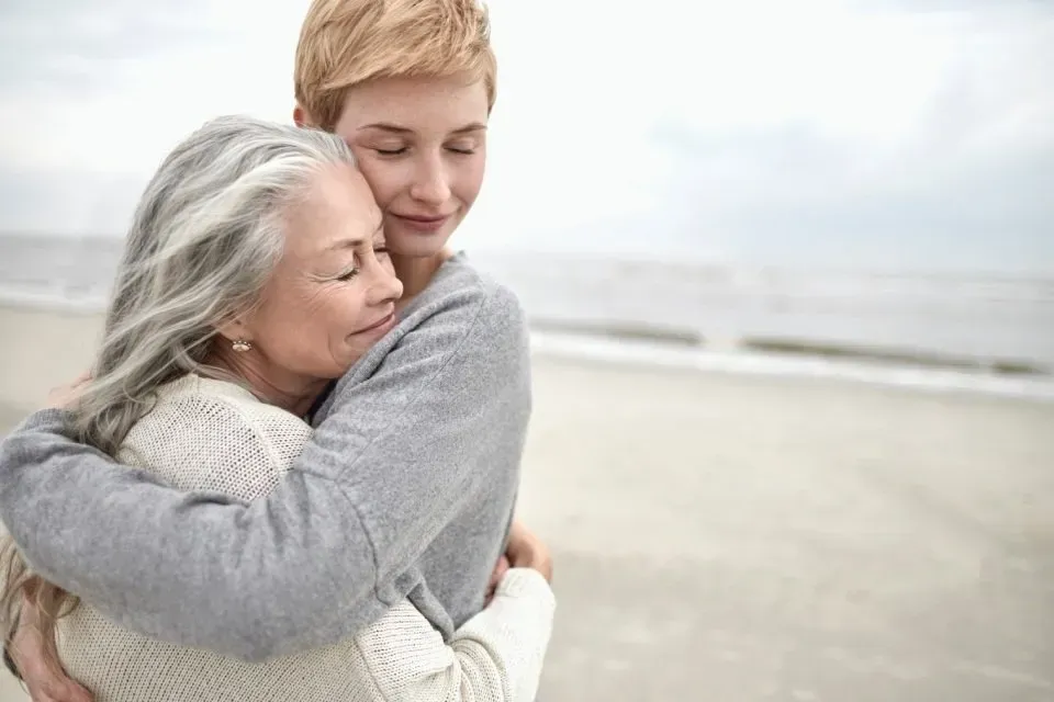 madre e figlia che si abbracciano