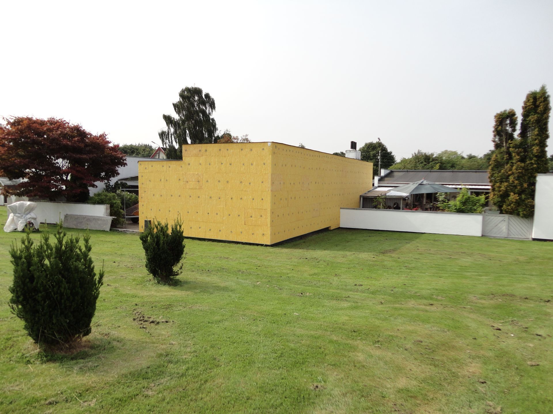 En stor gul kasse er midt i en frodig grøn mark