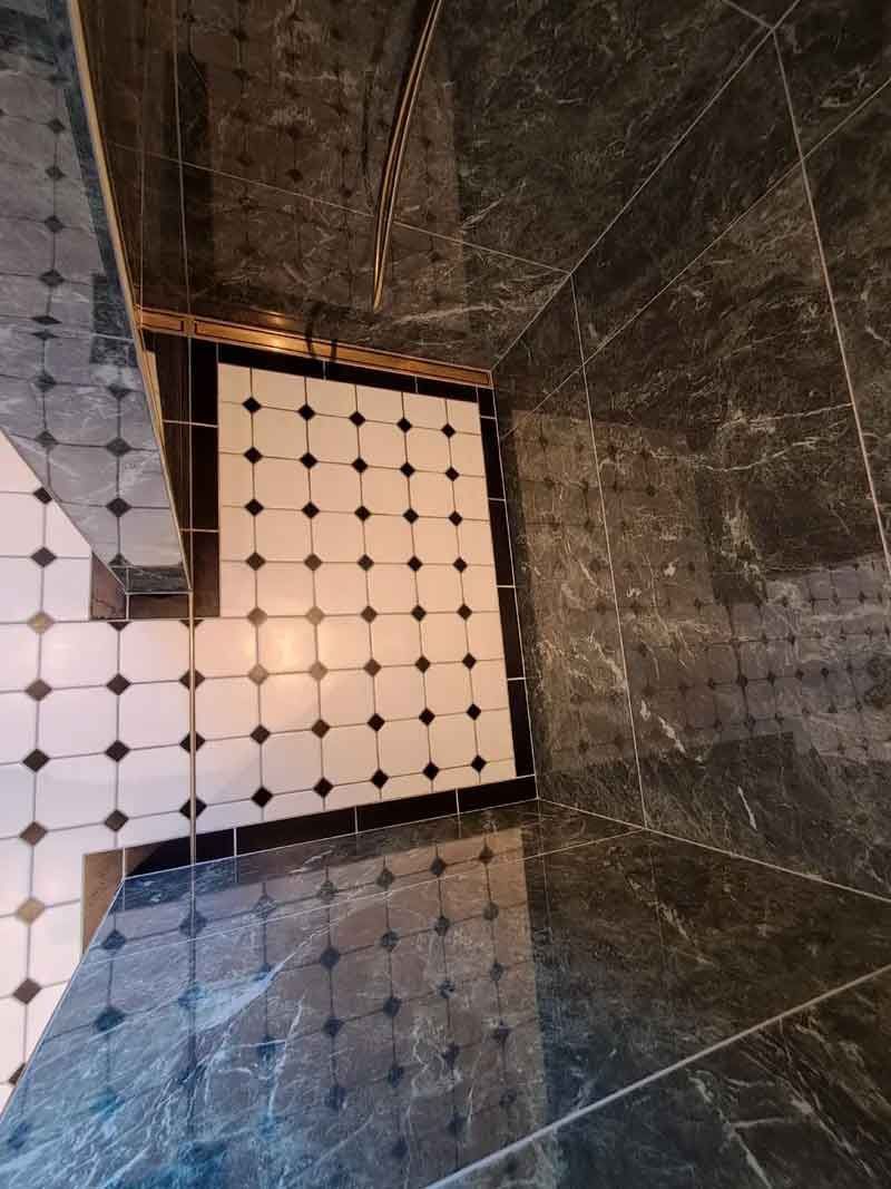 Et sort og hvidt klinkegulv i et badeværelse