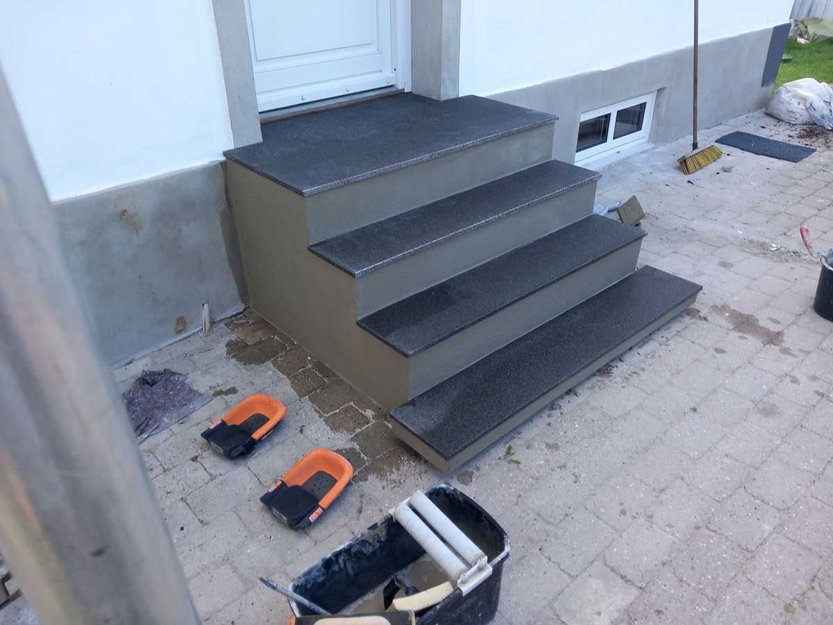 Et sæt trapper, der bygges uden for et hus.