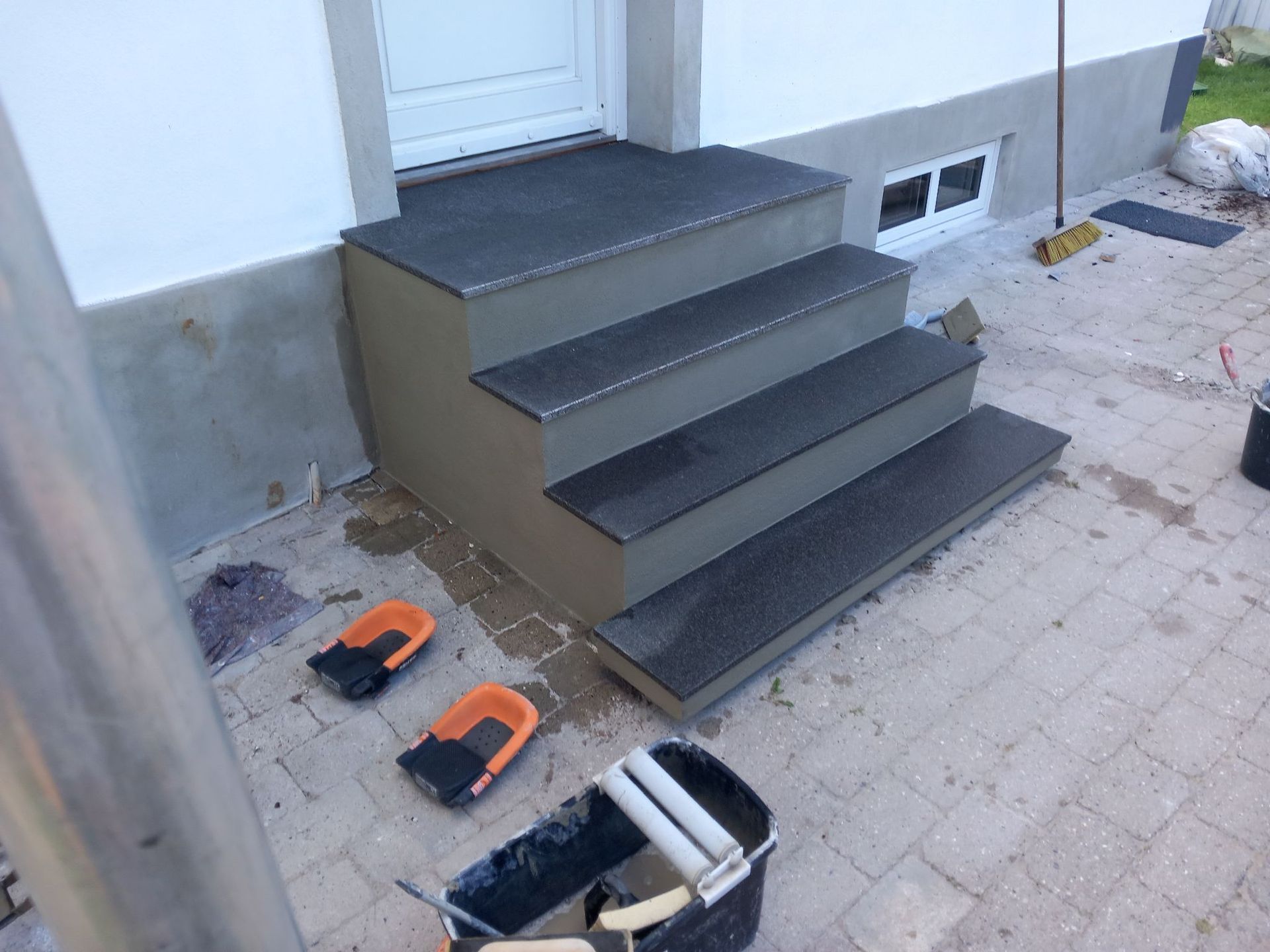 Et sæt trapper, der bygges uden for et hus