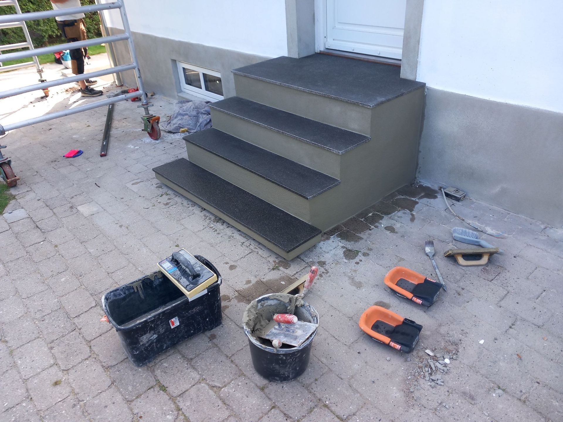 Et sæt trapper, der bygges uden for et hus