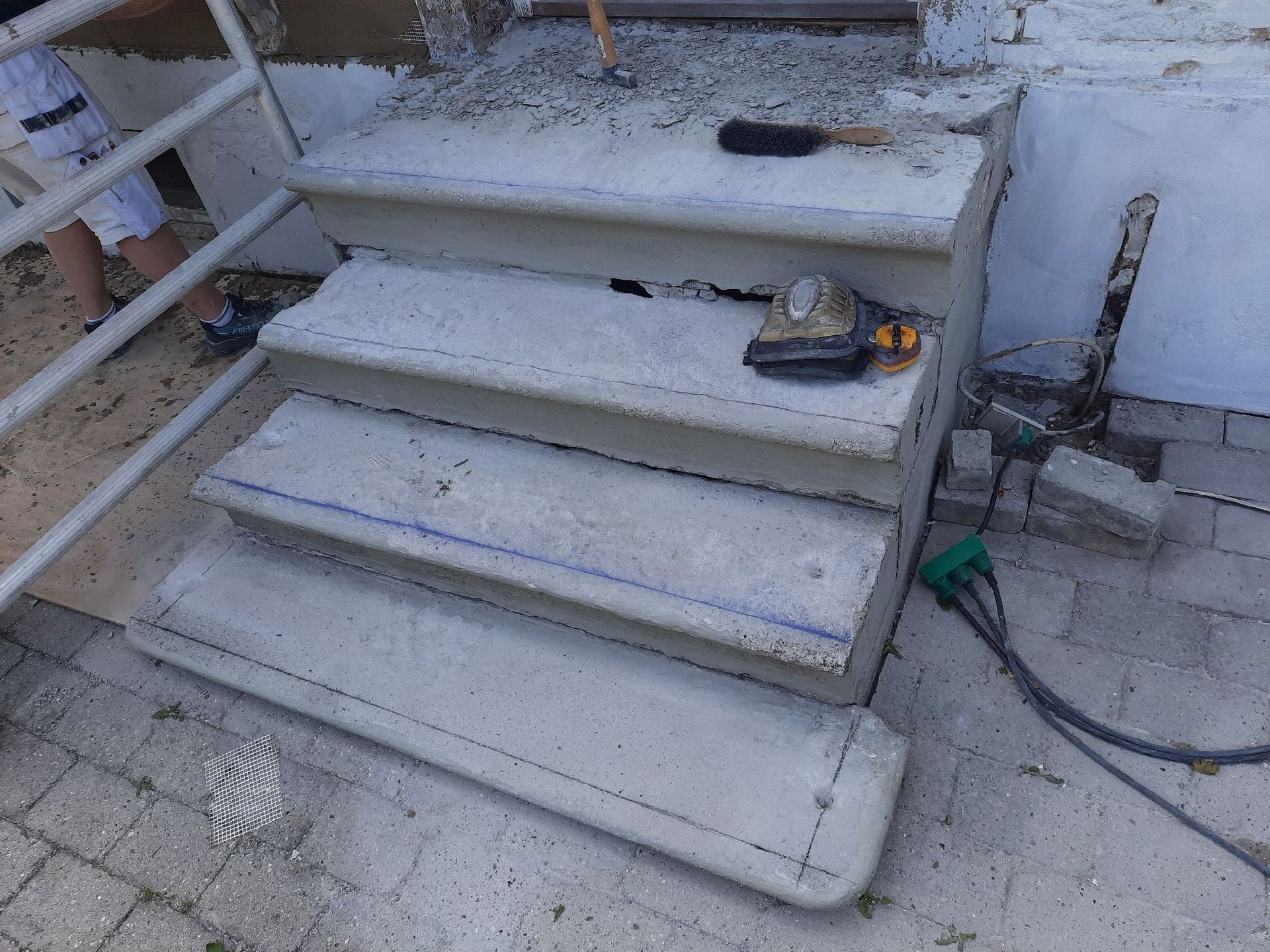 En person arbejder på et sæt betontrapper.