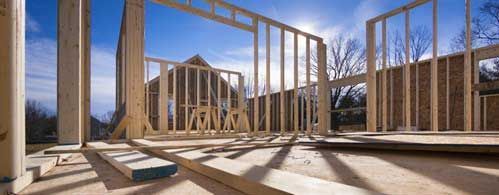 Der bygges et hus med trærammer.