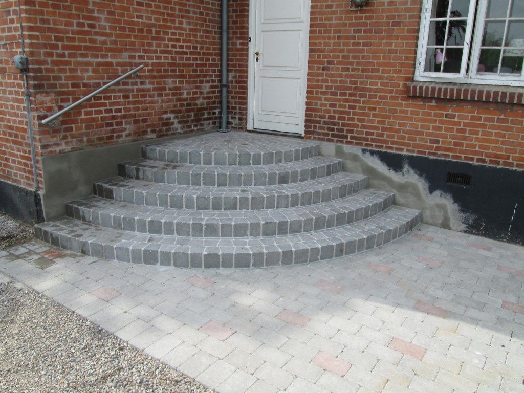 Et sæt trapper, der fører op til en murstensbygning