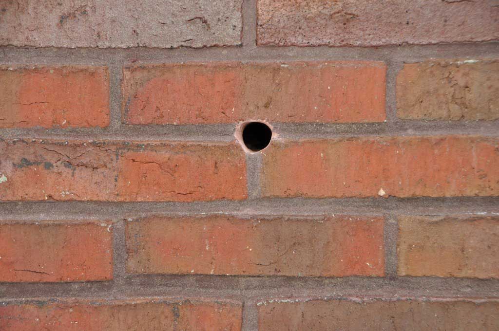 En murstensvæg med et hul i midten