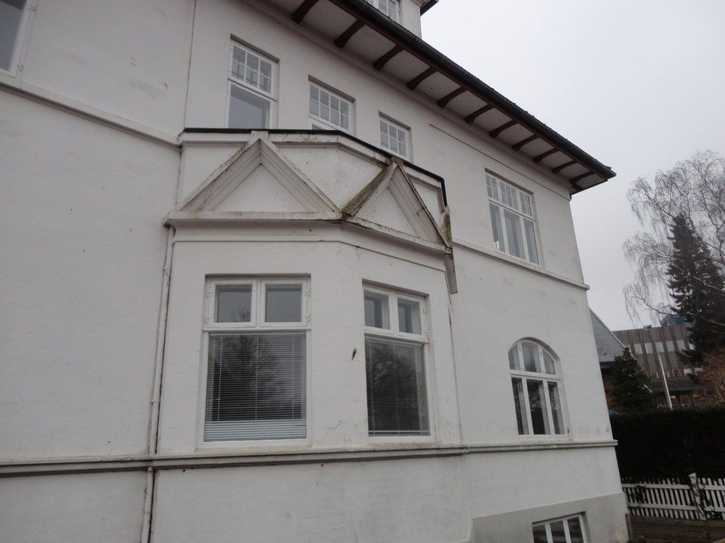 En stor hvid bygning med mange vinduer