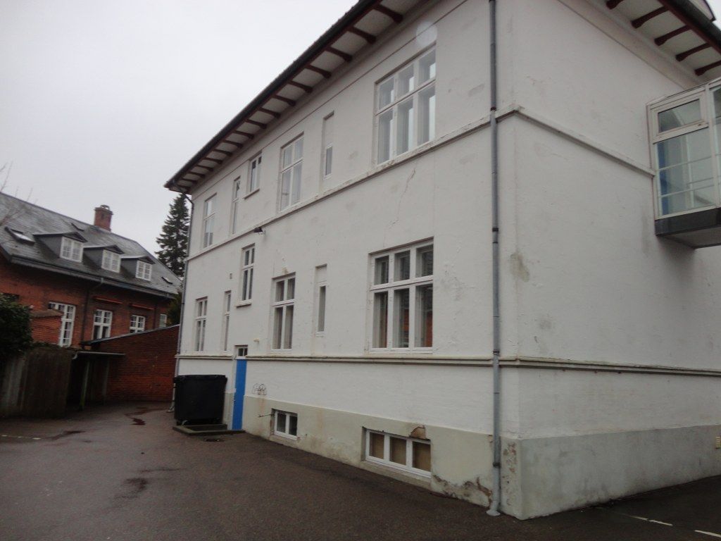 En stor hvid bygning med mange vinduer