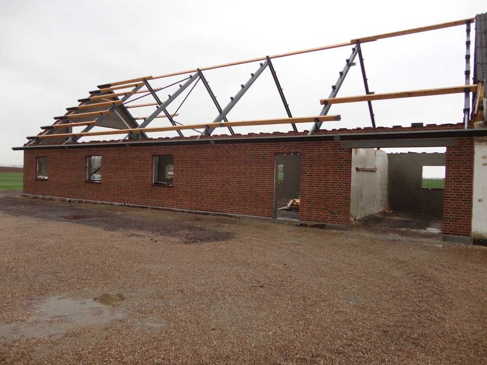 En murstensbygning med et tag, der mangler