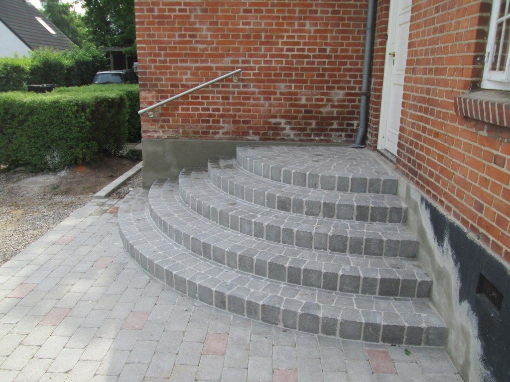 Et sæt trapper, der fører op til en murstensbygning