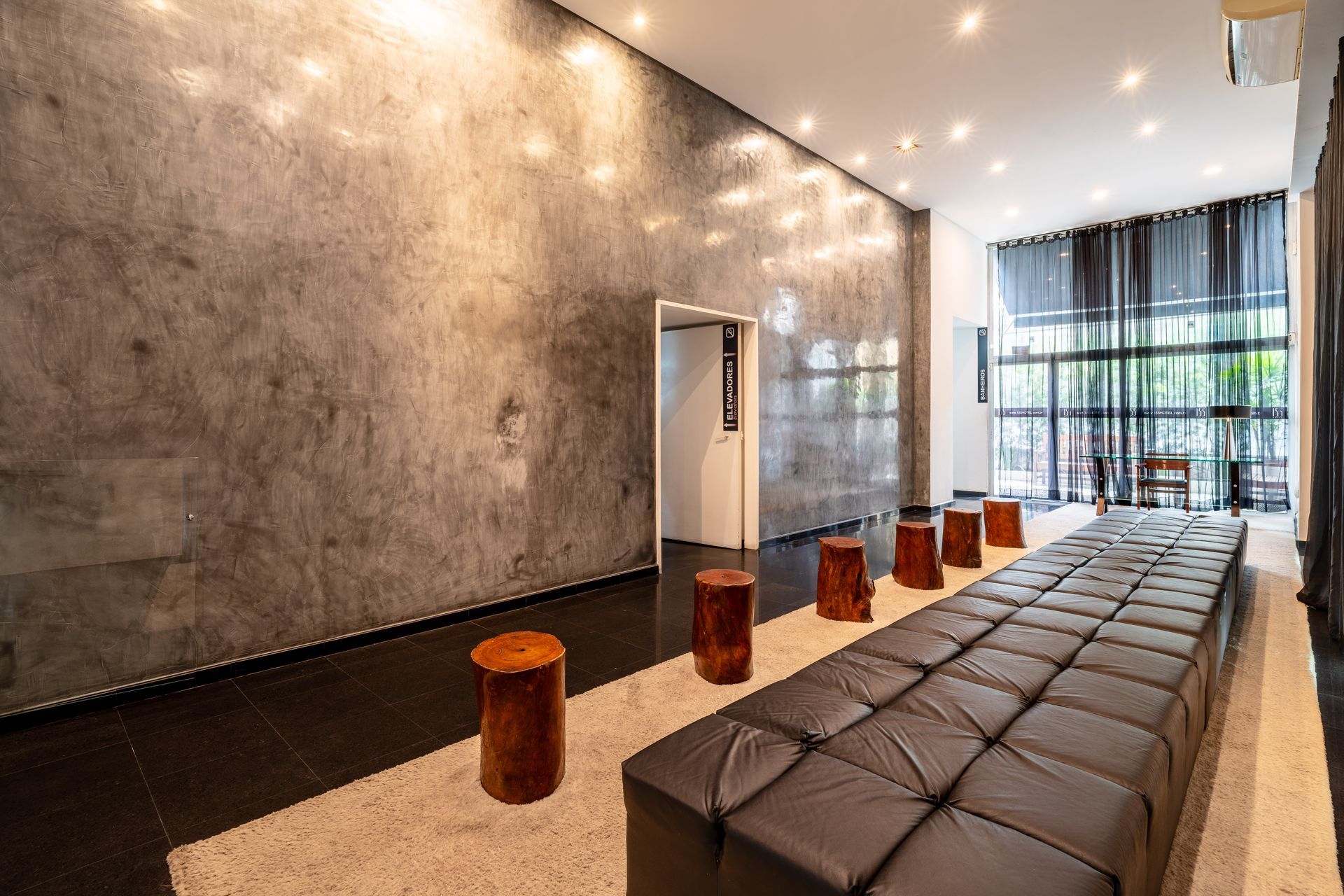 Recepção moderna do 155 Hotel em São Paulo com ambiente confortável