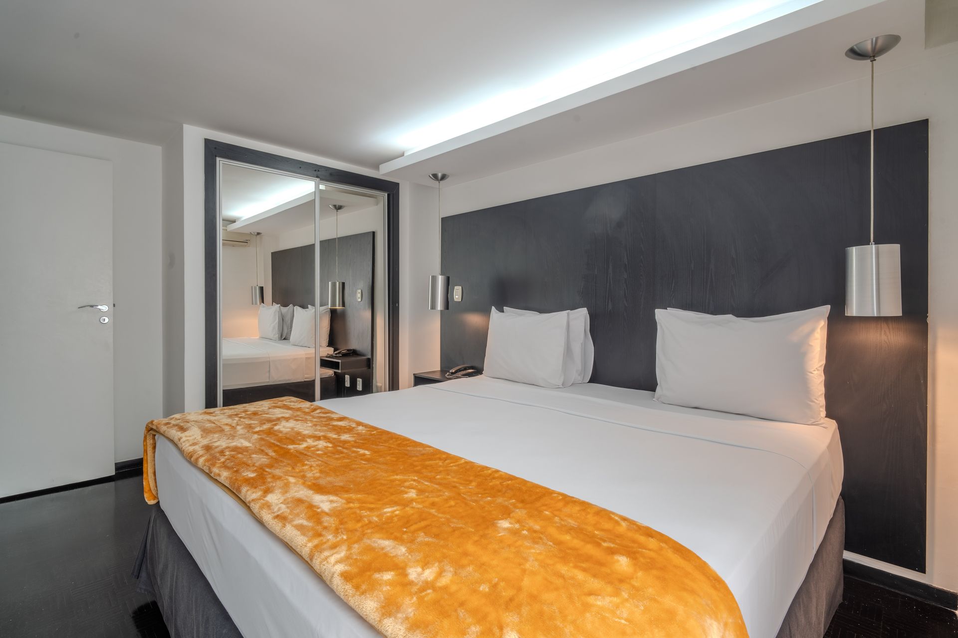 Quarto confortável no 155 Hotel em São Paulo com cama queen próximo à Avenida Paulista