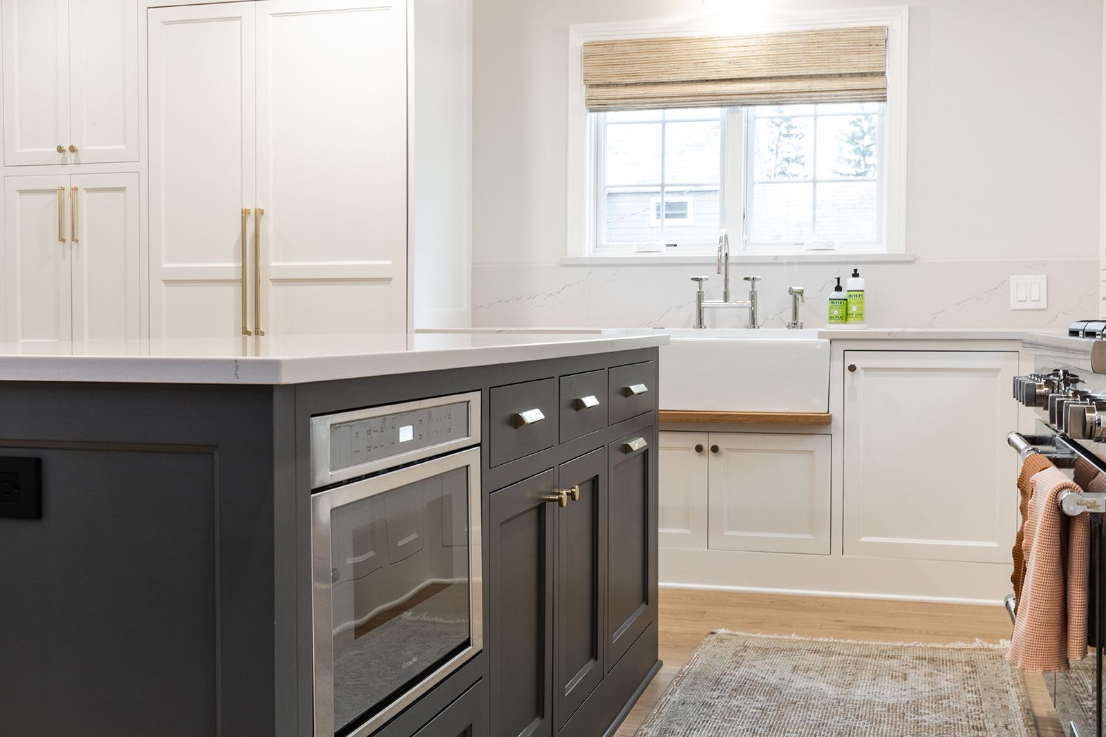 Large island in the middle of the kitchen