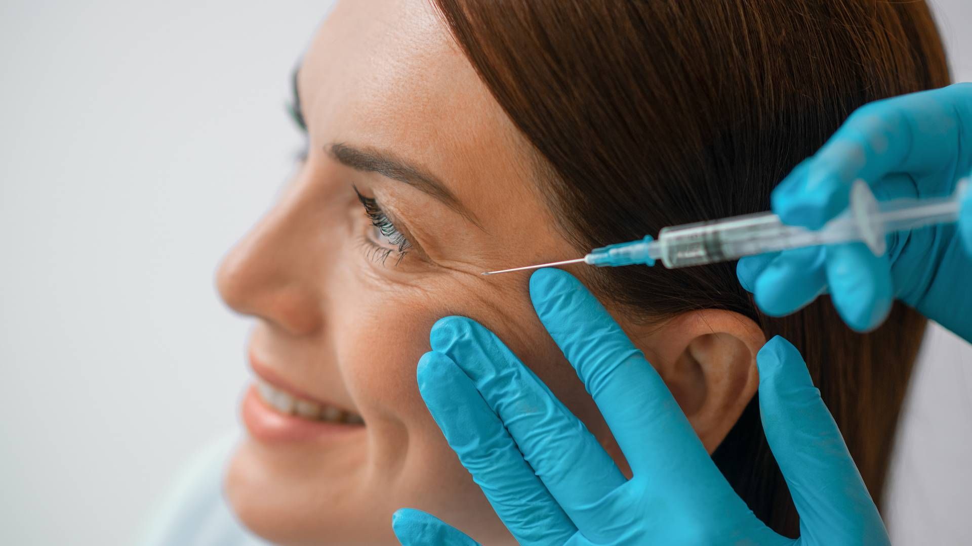 A woman receiving neurotoxin injections on crow’s feet near Lexington, Kentucky (KY)