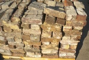 A pile of bricks sitting on top of a wooden pallet.