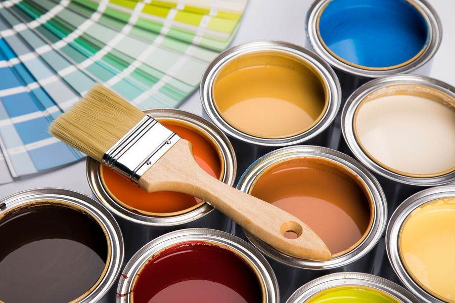 Ouvrez les pots de peinture avec un pinceau et appliquez les échantillons de couleur sur une palette.