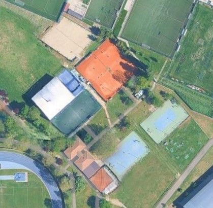 Vista aerea del complesso sportivo con campi da tennis e da calcio.