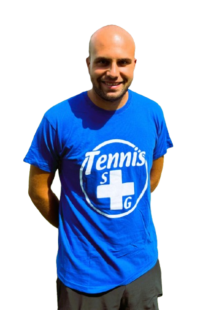 Uomo con la testa rasata che indossa una maglietta blu con la scritta