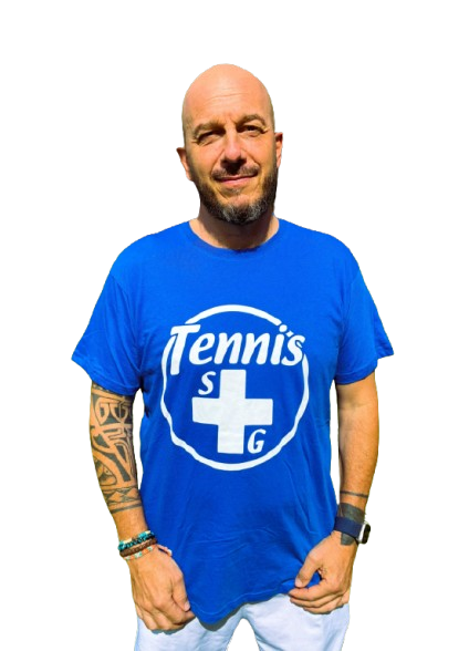 Uomo con la testa rasata che indossa una maglietta blu con il logo