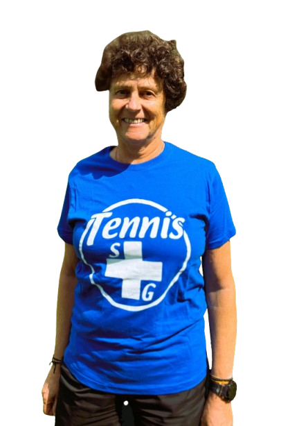 Una donna con la maglietta blu