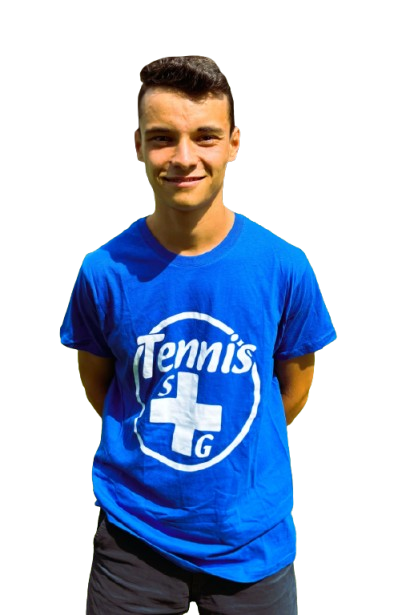 Uomo sorridente con la maglietta blu