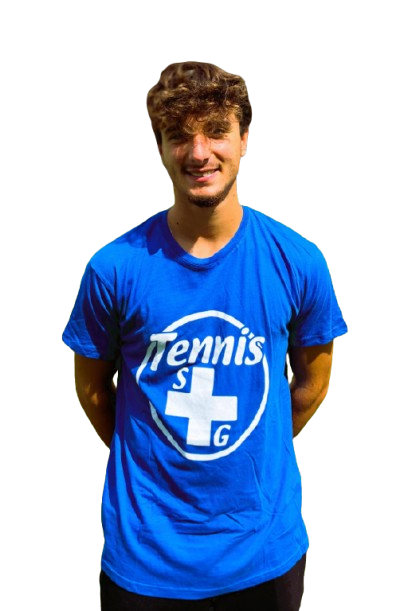 Un giovane uomo sorridente indossa una maglietta blu con la scritta